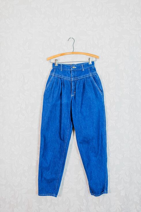 Lee Denim - Vintage 80s Lee High Waisted Pleated Mom Jeans, Retro Tapered Leg Denim SZ 9 25"